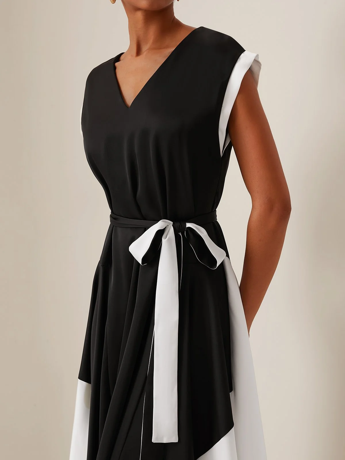 Black-white V Neck Short Sleeve Tie Waist Midi Dress