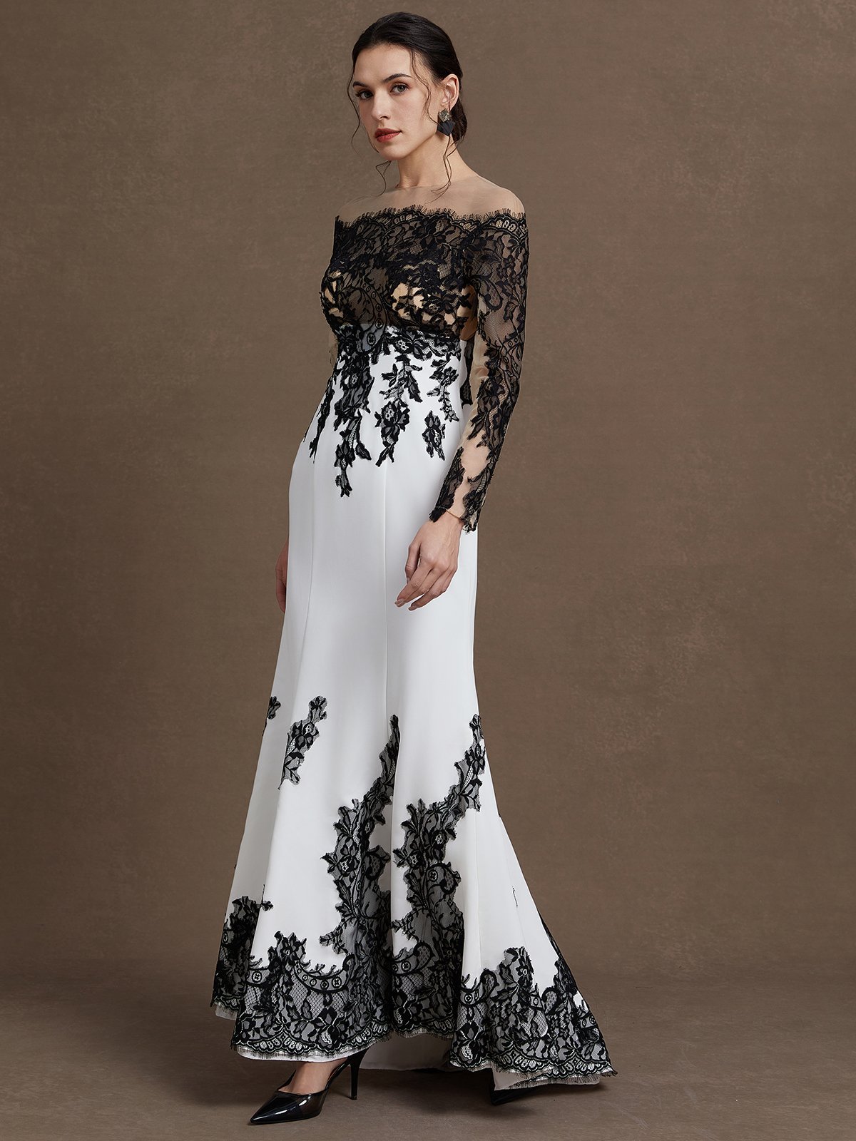 White Lace Mesh Bridal/Wedding Dress Crew Neck Long Sleeve Sheath Gown