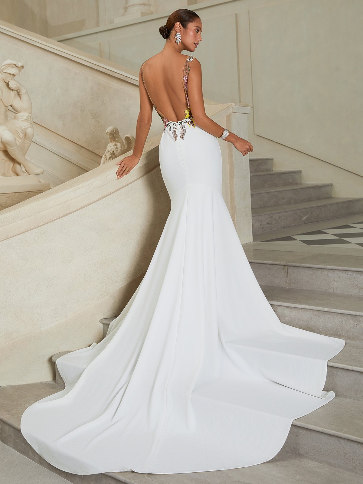 White Embroidery Floral Bridal/Wedding Dress V Neck Sleeveless Mermaid Gown Dress
