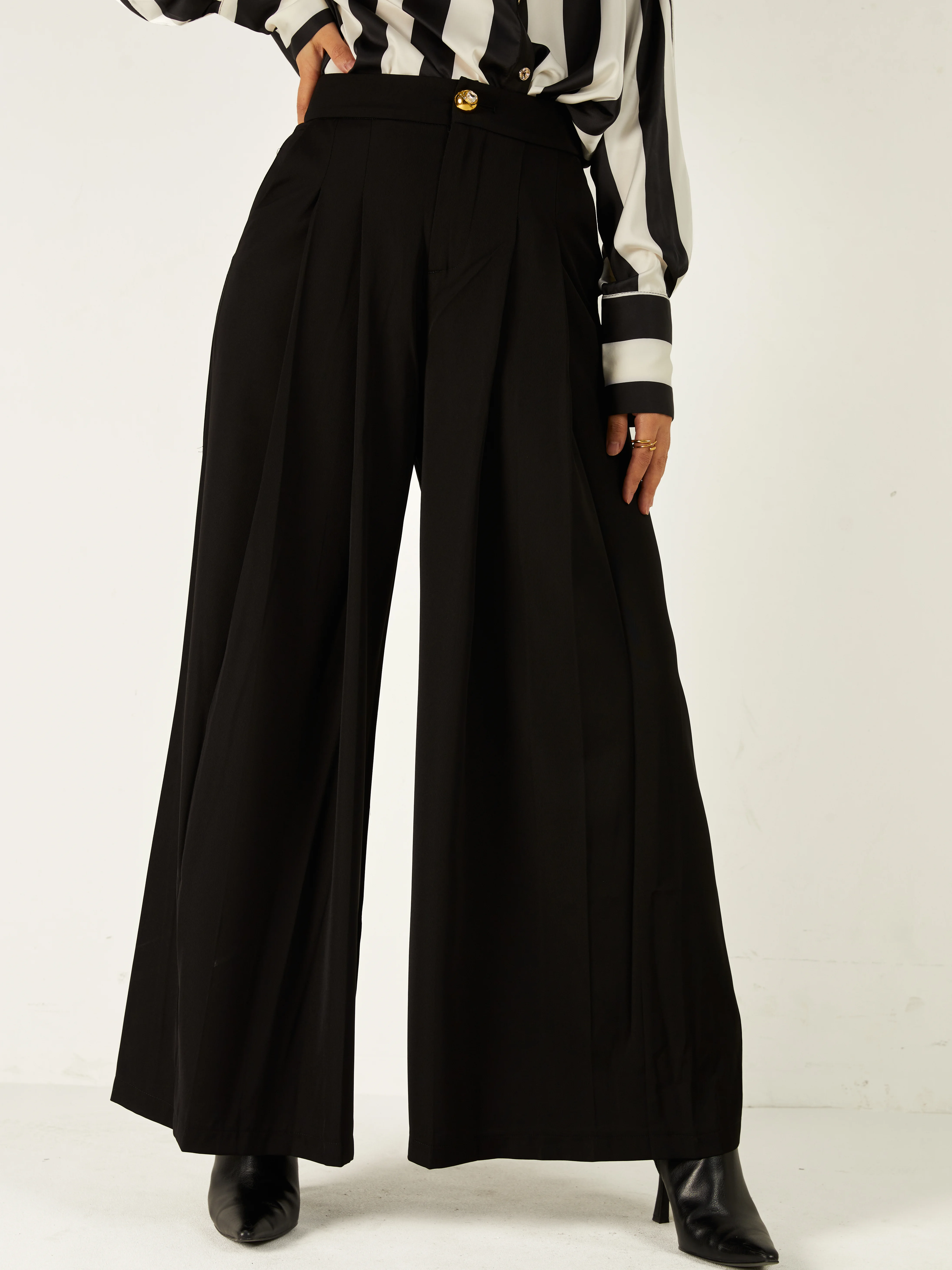 Women Black Wide-Leg Pants With Pockets