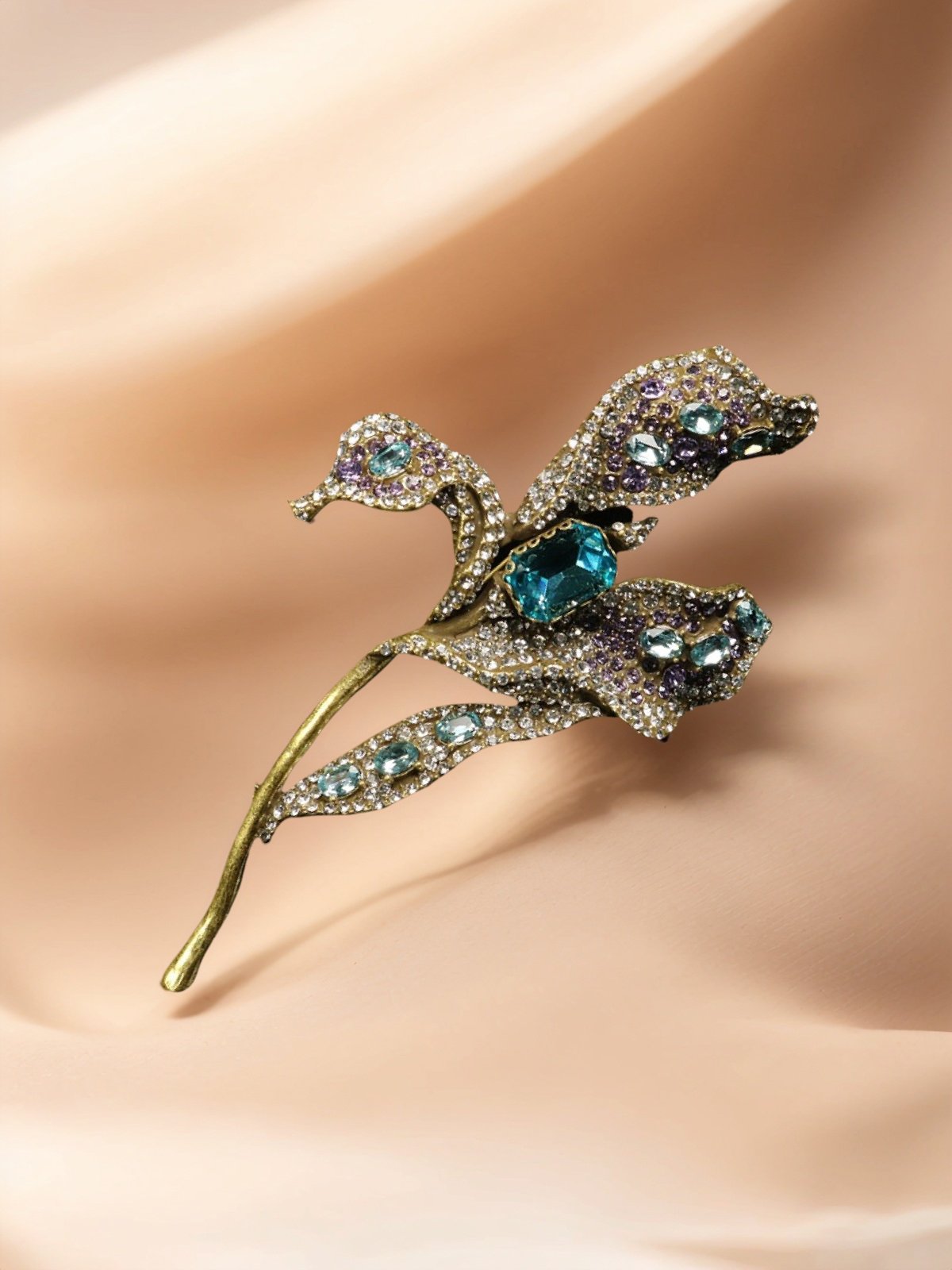Elegant Floral Brooch