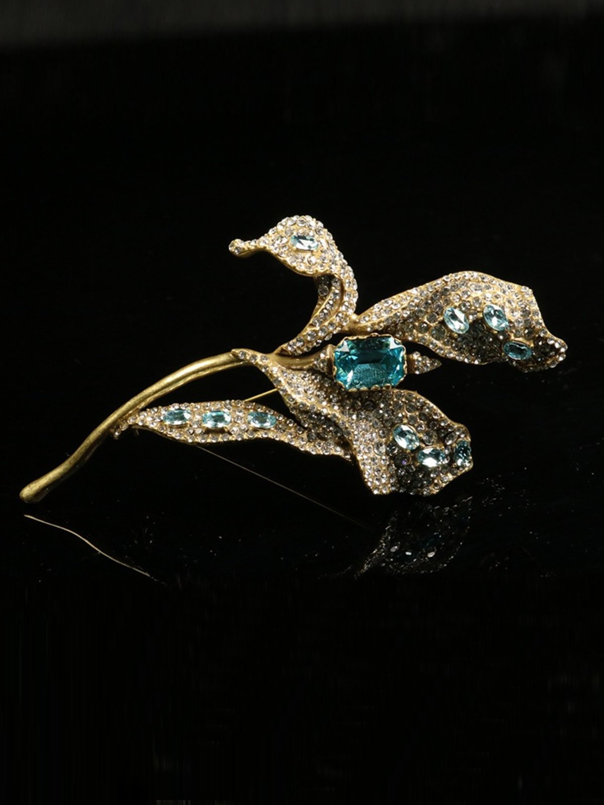 Elegant Floral Brooch
